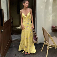 Damen Maxikleid mit Spaghettiträgern und V-Ausschnitt mit floralem Muster auf gelbem Untergrund in Gelb