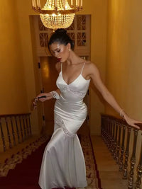 Damen Maxikleid mit Spaghettiträgern und V-Ausschnitt mit Spitzeneinsätzen und offenem Rücken in Weiß