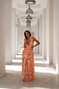 Damen Maxikleid mit tiefem V-Ausschnitt und Rüschenärmeln mit seitlichen Ausschnitten und Blumenmuster in Orange