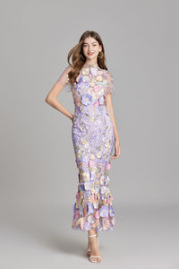 Damen Midikleid mit Kurzen Ärmeln Rundhals Blumenapplikationen und Transparentem Überzug in Lila