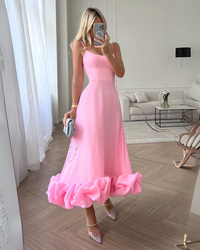 Damen Midikleid mit Spaghettiträgern Gerader Halspartie und Rüschensaum in Rosa