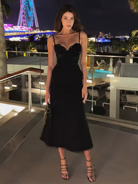 Damen Midikleid mit Spaghettiträgern und Herzausschnitt mit Pailletten-Besatz am Oberteil in Schwarz