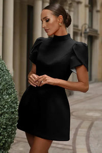 Damen Minikleid mit Stehkragen kurzen Puffärmeln und sichtbarer Teilungsnaht in Schwarz