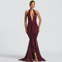 Damen Neckholder Maxikleid mit tiefem V-Ausschnitt und geraffter Oberfläche mit Rüscheneinsatz und offenem Rücken in Weinrot