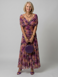 Damen Off-Shoulder Maxi Kleid mit Drapeé-Kragen und Raffbund in Lila mit Aquarelldruck