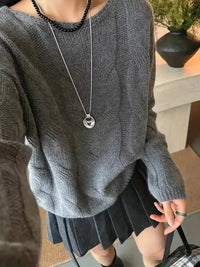 Damen Pullover mit Rundhalsausschnitt vertikalem Zopfmuster langen Ärmeln und gerippten Bündchen in Grau