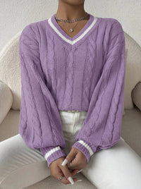 Damen Pullover mit V-Ausschnitt, Zopfmuster und Streifendetail in Lila