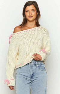 Damen Pullover mit weitem Bootsausschnitt und rosa Schleifendetails in Cremefarben