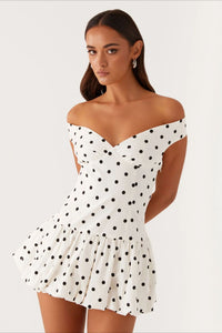 Damen Schulterfreies Minikleid mit Herzausschnitt und Punktemuster sowie Schösschen-Saum und offenem Rücken in Weiß