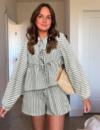 Damen Set für Frauen mit Streifenmuster Puffärmeln und kurzer Hose in Grün