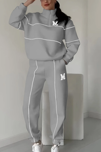 Damen Set mit Halbreißverschluss-Pullover und Jogginghose mit Kontraststreifen in Grau