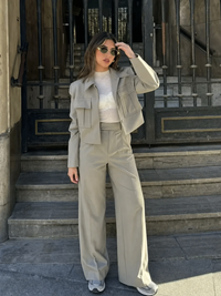 Damen Set mit Kurzer Jacke und Spitzkragen und Weiter Hose mit Hoher Taille in Grün
