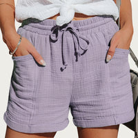 Damen Shorts mit elastischem Bund und Kordelzug sowie aufgesetzten Taschen und umgeschlagenen Säumen in Lila