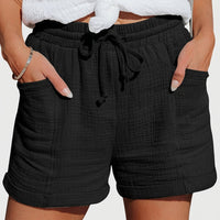 Damen Shorts mit elastischem Bund und Kordelzug sowie aufgesetzten Taschen und umgeschlagenen Säumen in Schwarz