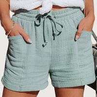 Damen Shorts mit elastischem Bund und Kordelzug sowie aufgesetzten Taschen und umgeschlagenen Säumen in Hellgrün