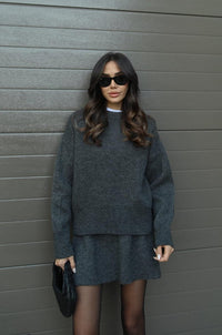 Damen Strick Set mit Rundhals Pullover und Minirock und Rippenbündchen in Grau