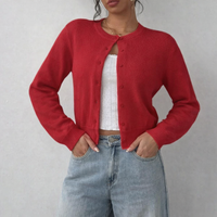 Damen Strickjacke mit Rundausschnitt Durchgehender Knopfleiste Langen Ärmeln mit Rippbündchen auf Taillenlänge in Rot