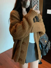 Damen Strickjacke mit V-Ausschnitt Knopfleiste und Strukturiertem Strickmuster in Braun