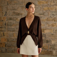 Damen Strickjacke mit V-Ausschnitt Knopfverschluss und langen Ärmeln in Braun