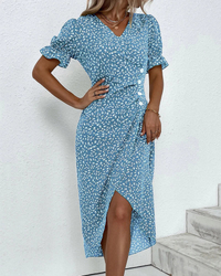 Damen Wickelkleid in Midi-Länge mit V-Ausschnitt Rüschenärmeln Seitlicher Knopfleiste und Blumenmuster in Blau