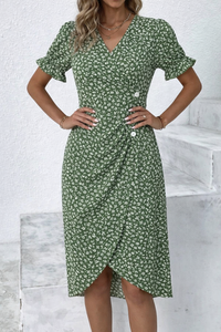 Damen Wickelkleid in Midi-Länge mit V-Ausschnitt Rüschenärmeln Seitlicher Knopfleiste und Blumenmuster in Grün