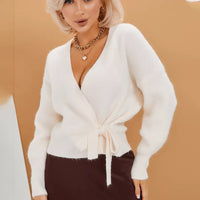 Damen Wickelstrickpullover mit V-Ausschnitt und Bindegürtel in Weiß