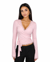Damen Wickeltop mit langen Ärmeln, Spitzenbesatz und seitlichem Bindeband in Rosa