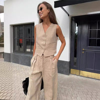 Damen zweiteiliges Set mit ärmellosem Oberteil V-Ausschnitt Knopfleiste und weiter Hose in Khaki