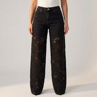 Damenjeans mit weitem Bein und Spitzenbesatz in Schwarz