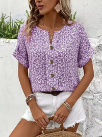 Amira | Luftige Bluse mit Blumenmuster & Holzknopf-Details in Violett