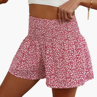 Kurze Damenhose mit hoher Taille und Rüschen, lässiger Blumenstil für den Sommer in Rosa