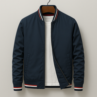 Herren-Bomberjacke mit gestreiftem Besatz in Marineblau