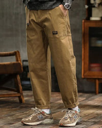 Herren-Cargohose mit aufgesetzten Taschen und Gürteldetail in Khaki