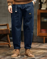 Herren-Cargohose mit aufgesetzten Taschen und Gürteldetail in Blau
