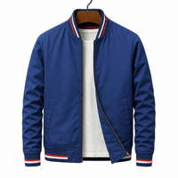 Herren Jacke mit Reißverschluss, Rippkragen und Streifendetails in Marineblau