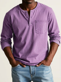 Herren Langarm-Henleyshirt mit Knopfleiste und Brusttasche in Lila