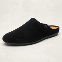Herren-Mules aus Wildleder mit Metallnieten-Detail in Schwarz