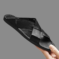 Herren-Pantolette mit offener Spitze und gekreuztem Riemenaufbau in Schwarz