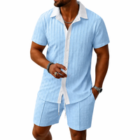 Herren Set mit Kurzarmhemd mit Kragen und Knopfleiste sowie Shorts mit elastischem Bund und Kordelzug in Hellblau
