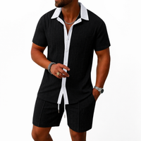 Herren Set mit Kurzarmhemd mit Kragen und Knopfleiste sowie Shorts mit elastischem Bund und Kordelzug in Schwarz