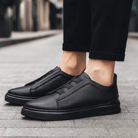 Herren-Slip-On-Sneaker mit Kontrastriemen-Detail in Schwarz