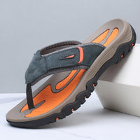 Herren-Zehentrenner-Sandalen mit breiten Riemen und profilierter Sohle in Grau