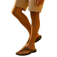 Herren-Zehentrenner-Sandalen mit breiten Riemen und profilierter Sohle in Braun