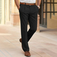 Herrenhose mit Bundfalten und geradem Bein in Schwarz