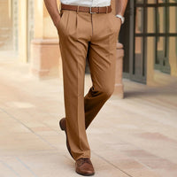 Herrenhose mit Bundfalten und geradem Bein in Braun