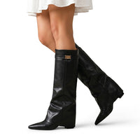 Kniehohe Damenstiefel mit spitzer Zehenpartie und Metalldetail in Schwarz