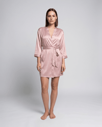 Kurzer Damen-Bademantel mit Bindegürtel in Rosa
