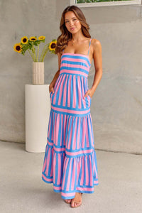 Marisol | Gestreiftes Maxikleid mit Trägern und Taschen in Rosa
