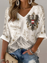 Damen-T-Shirt mit lässigem V-Ausschnitt und Edelweiß-Flaggenmuster aus Österreich in Cremig-Weiß