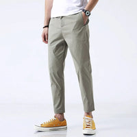 Elias | Hana Chino Hose mit feiner Silhouette Herren in Olivgrün